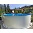 Aufstellpool im Garten mit Leiter