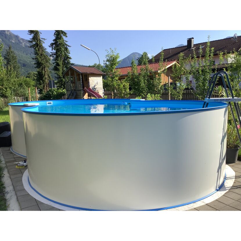 Aufstellpool im Garten mit Leiter