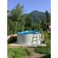 Aufstellpool im Garten mit Leiter und Bergen im Hintergrund