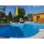 Pool mit blauer Folie, Sonnenschirm und Gartenhaus