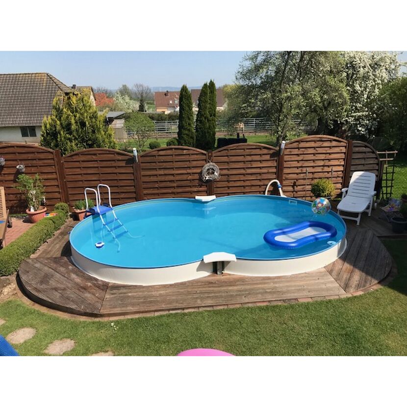 Achtförmiger Pool mit Holzterrasse