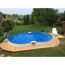 Achtförmiger Pool mit blauer Abdeckung