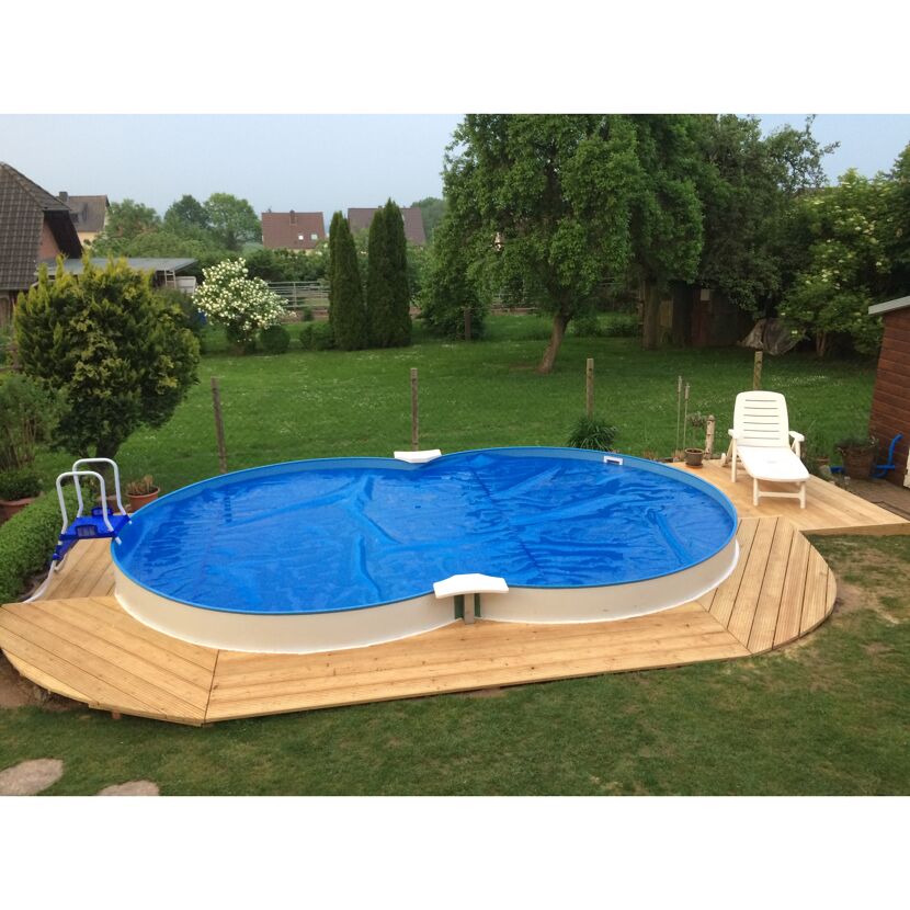 Achtförmiger Pool mit blauer Abdeckung