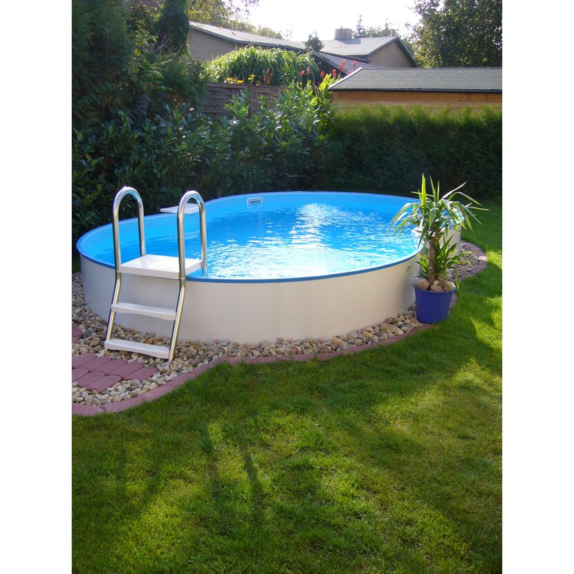 Aufstellpool mit Leiter im Garten