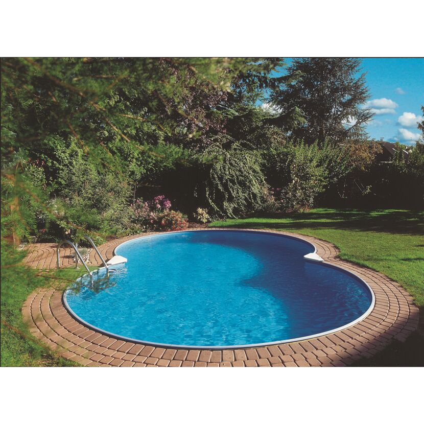 Achtförmiger Pool mit Einstiegstreppe im Garten