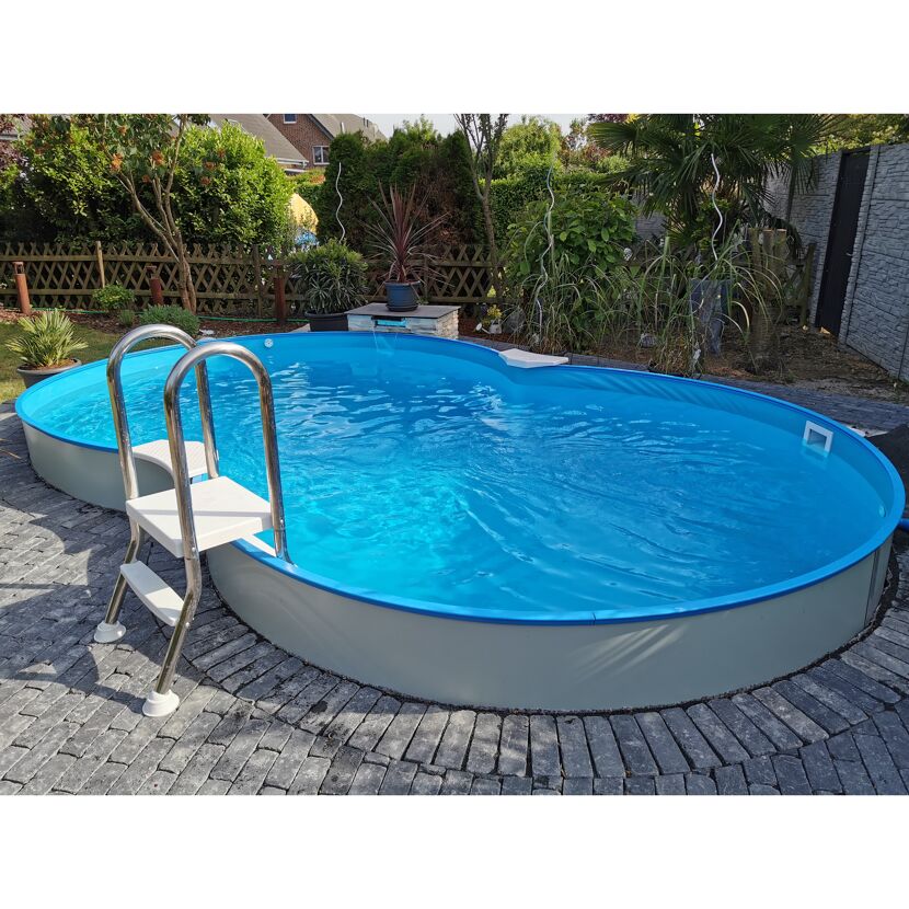 Achtförmiger Pool mit blauer Innenfolie und Leiter