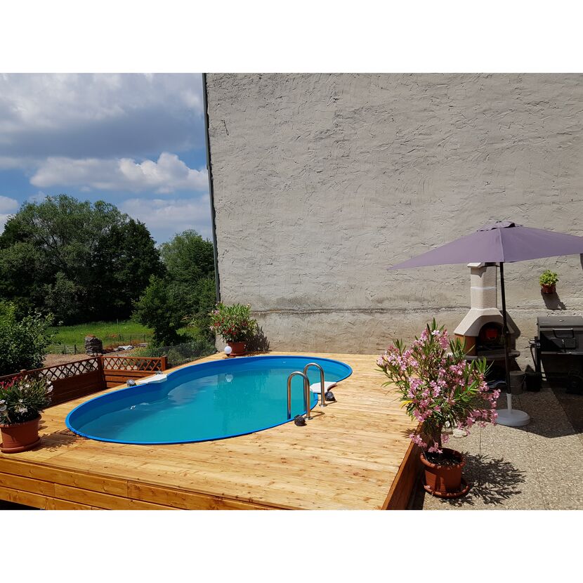 Achtformbecken auf Holzterrasse mit Grillkamin