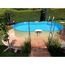 Achtförmiger Pool mit Holzumrandung