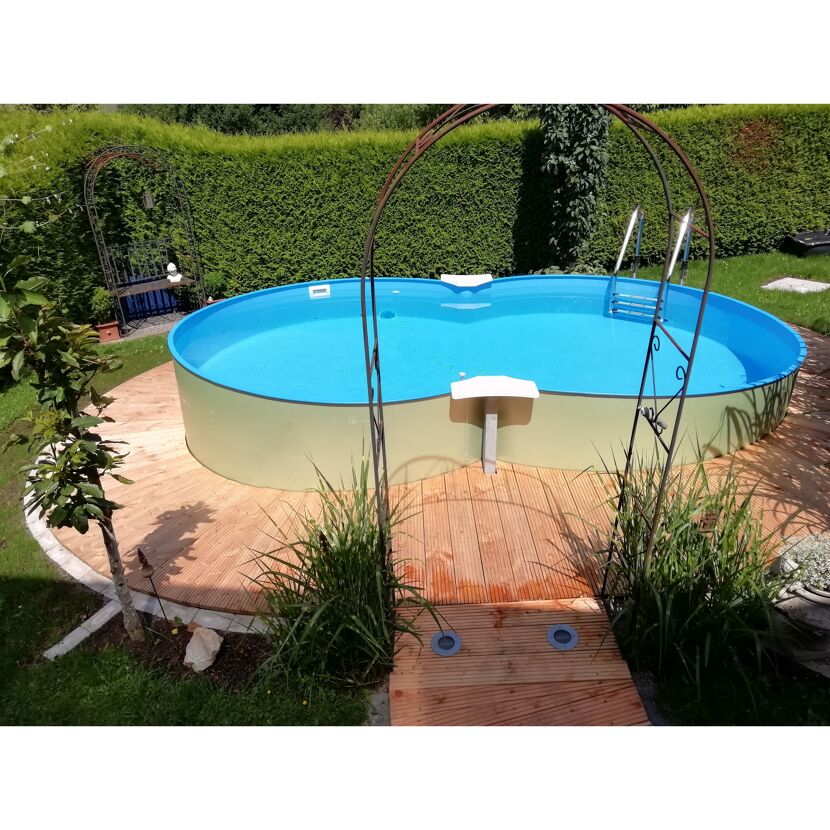 Achtförmiger Pool mit Holzumrandung
