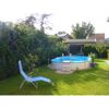 Aufstellpool im Garten mit blauem Liegestuhl
