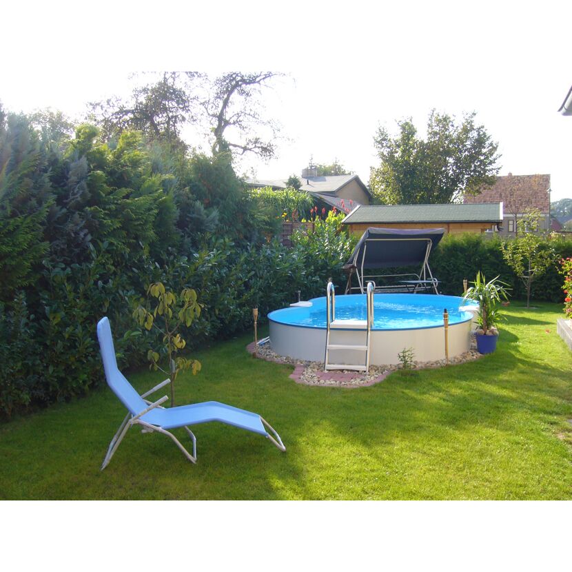 Aufstellpool im Garten mit blauem Liegestuhl