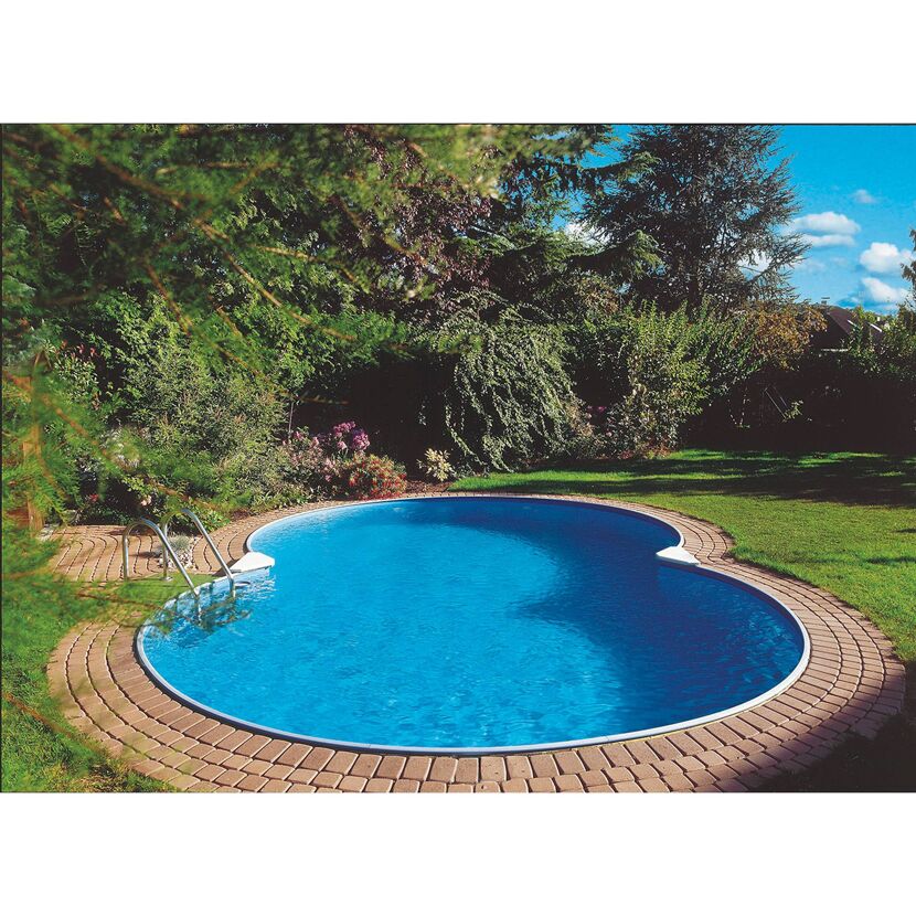 Achtförmiger Pool mit Einstiegstreppe im Garten