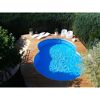 Pool mit Holzterrasse und weißen Liegen