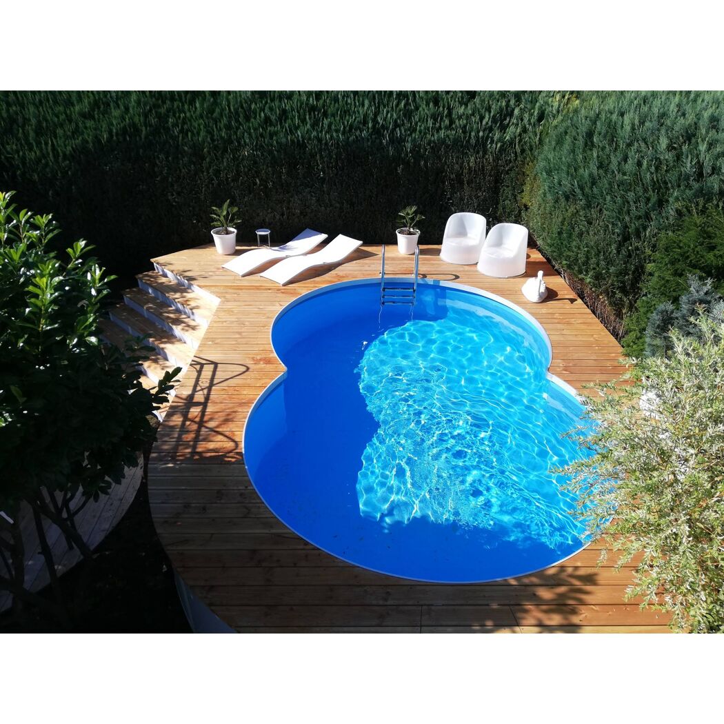 Pool mit Holzterrasse und weißen Liegen