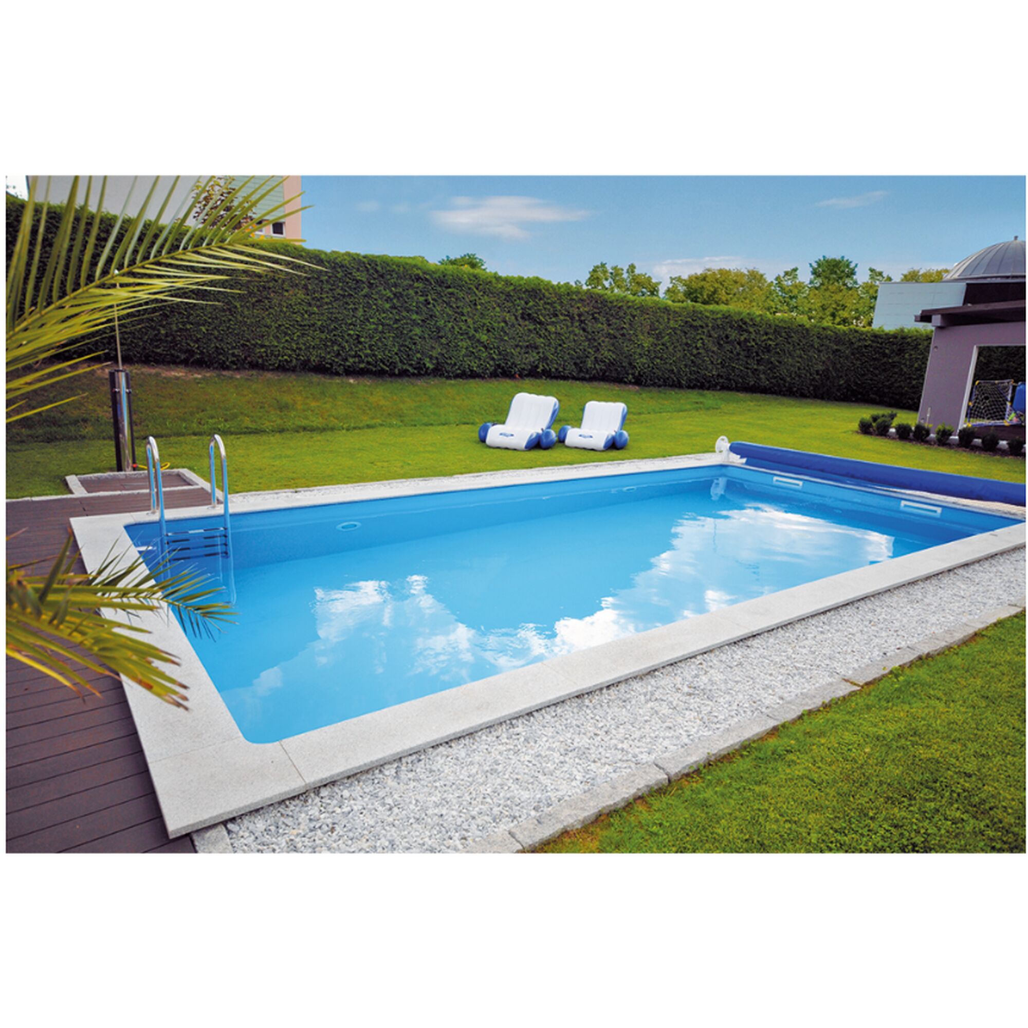 Pool mit blauer Innenhülle, zwei blaue Liegen und Leiter