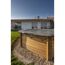 Abgedeckter Pool im Garten eines Hauses