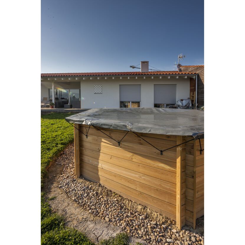 Abgedeckter Pool im Garten eines Hauses
