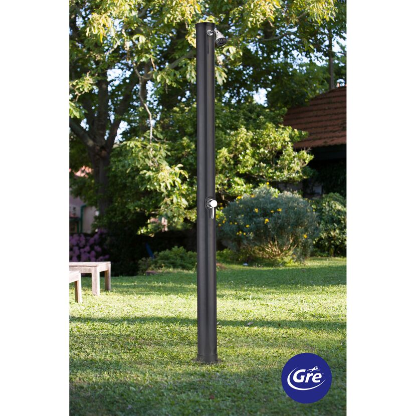 Schwarze Solardusche im Garten