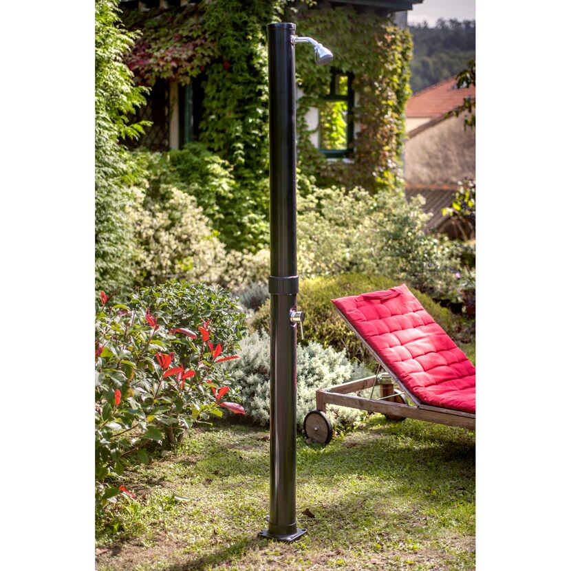 Schwarze Solardusche im Garten