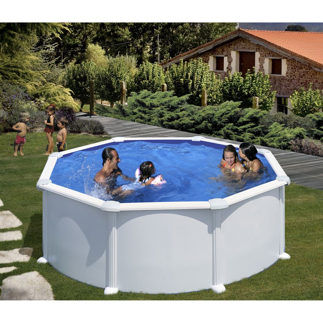 Familie im aufstellbaren Stahlwandpool