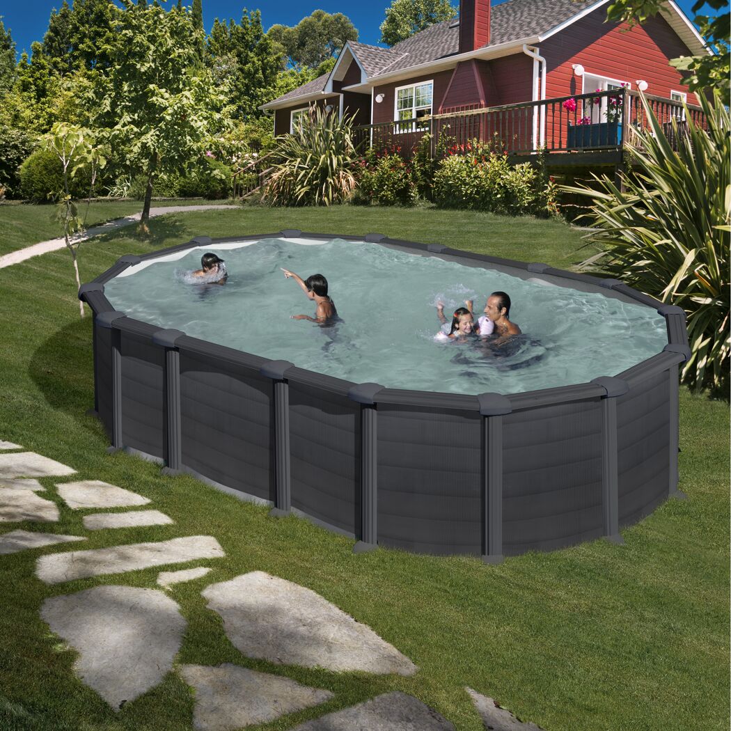 Familie im aufstellbaren Pool im Garten