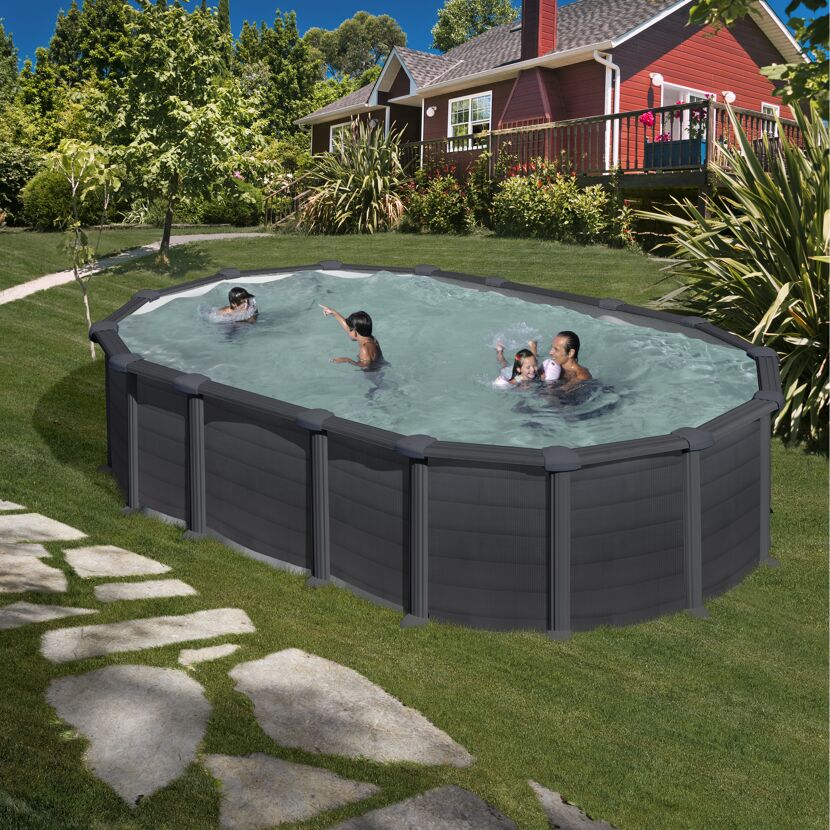 Familie im aufstellbaren Pool im Garten