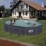 Familie im aufstellbaren Pool von Gré