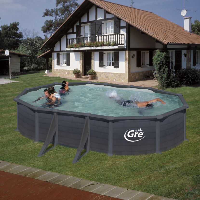 Familie im aufstellbaren Pool von Gré