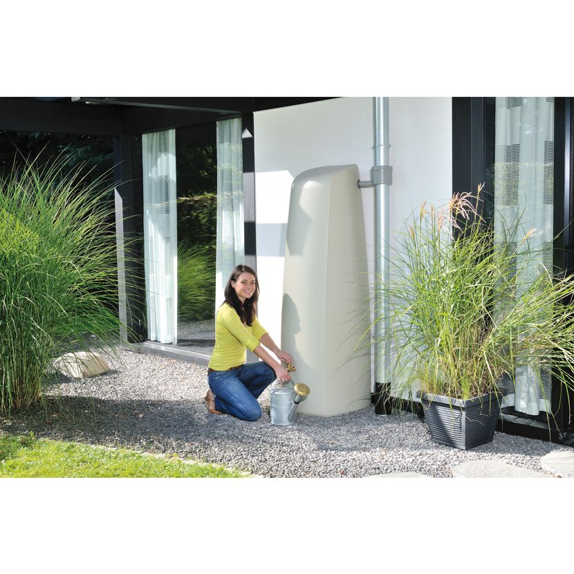 Person füllt Gießkanne am Wandtank Elegance 400l