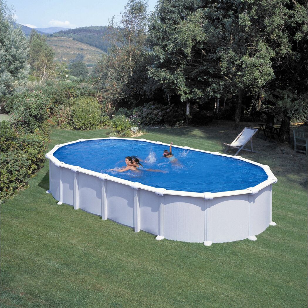 Ovaler Stahlwandpool mit zwei badenden Personen