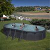 Familie im aufblasbaren Pool im Garten