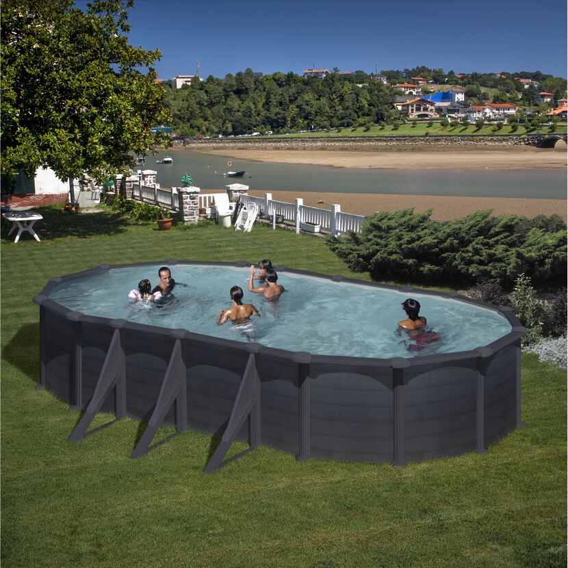Familie im aufblasbaren Pool im Garten