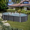 Achteckiger Pool im Garten mit badenden Personen