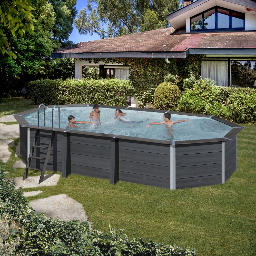 Achteckiger Pool im Garten mit badenden Personen