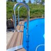 Poolleiter aus Metall an einem Aufstellpool