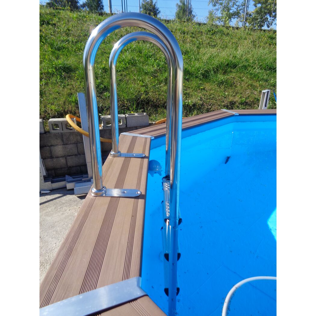 Poolleiter aus Metall an einem Aufstellpool