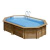 Achteckiger Holzpool mit blauer Folie und Leiter.