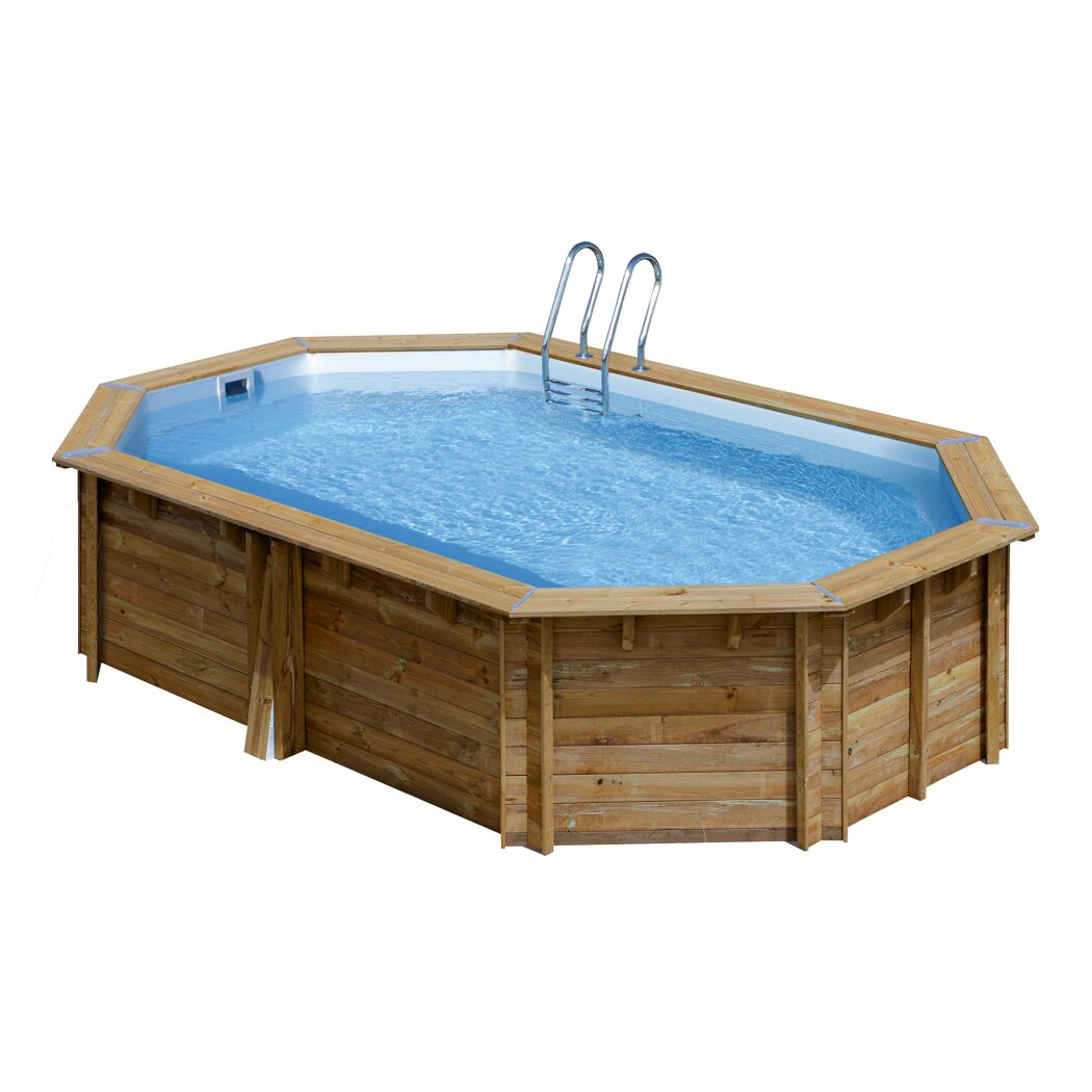 Achteckiger Holzpool mit blauer Folie und Leiter.