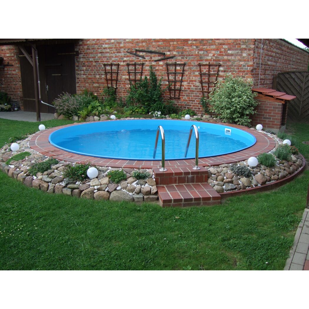 Rundes Schwimmbecken mit blauer Folie im Garten