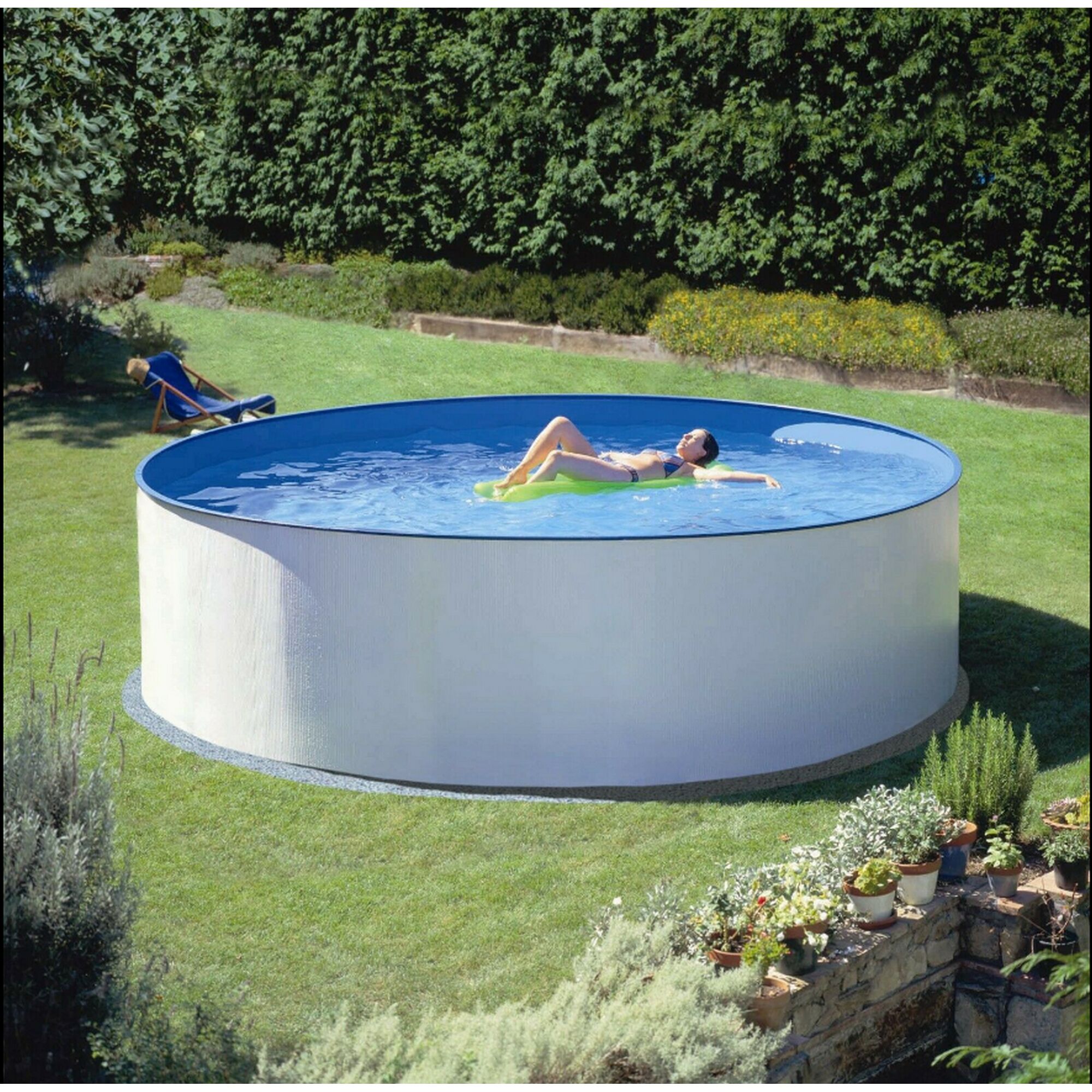 Person entspannt auf einem Pool im Garten