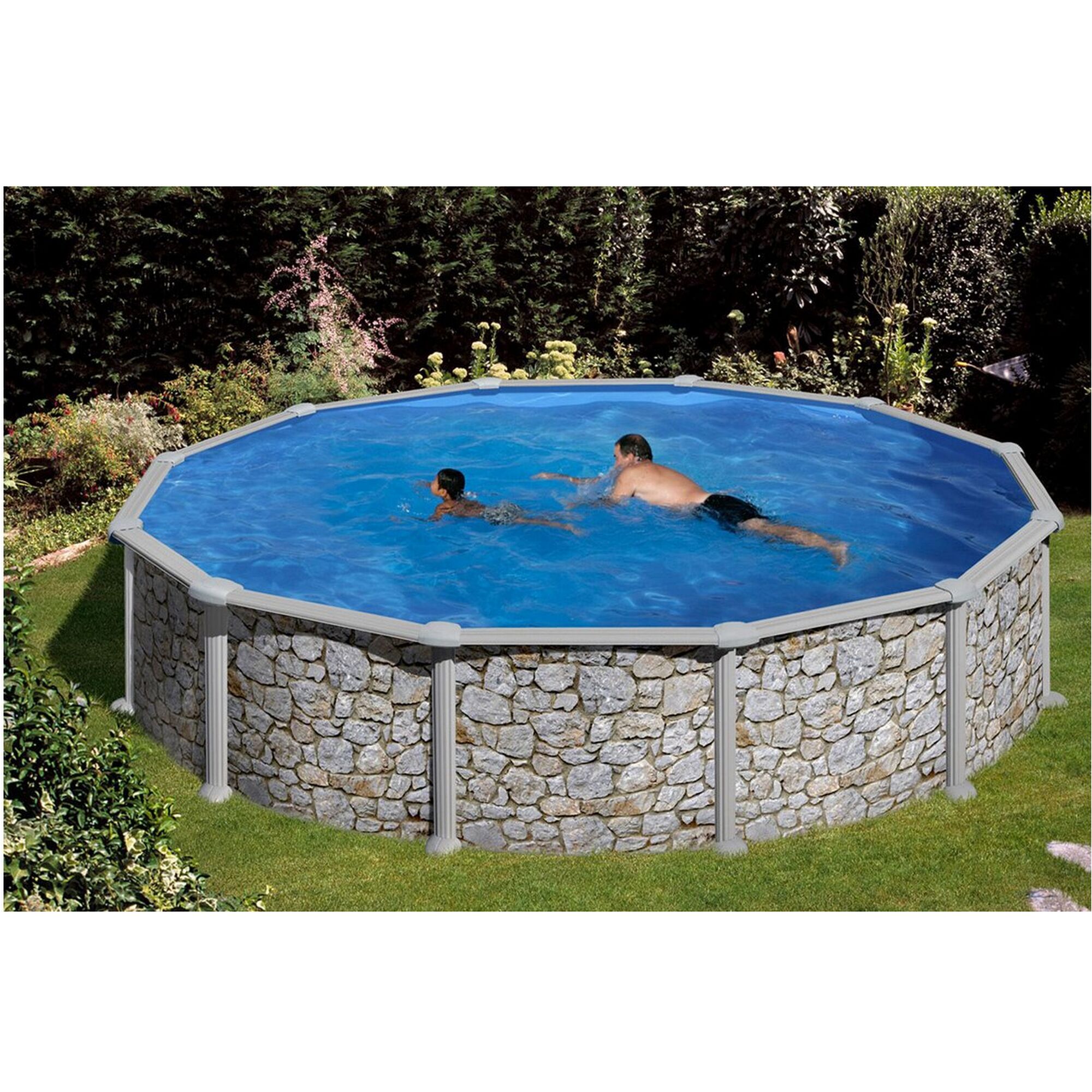 Erwachsene Person und Kind schwimmen in einem Aufstellpool mit Steinoptik.