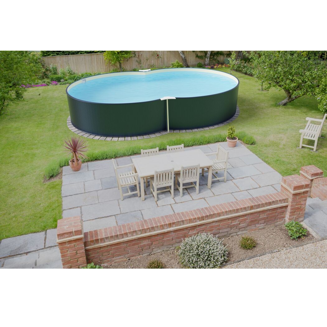 Achtförmiger Pool im Garten