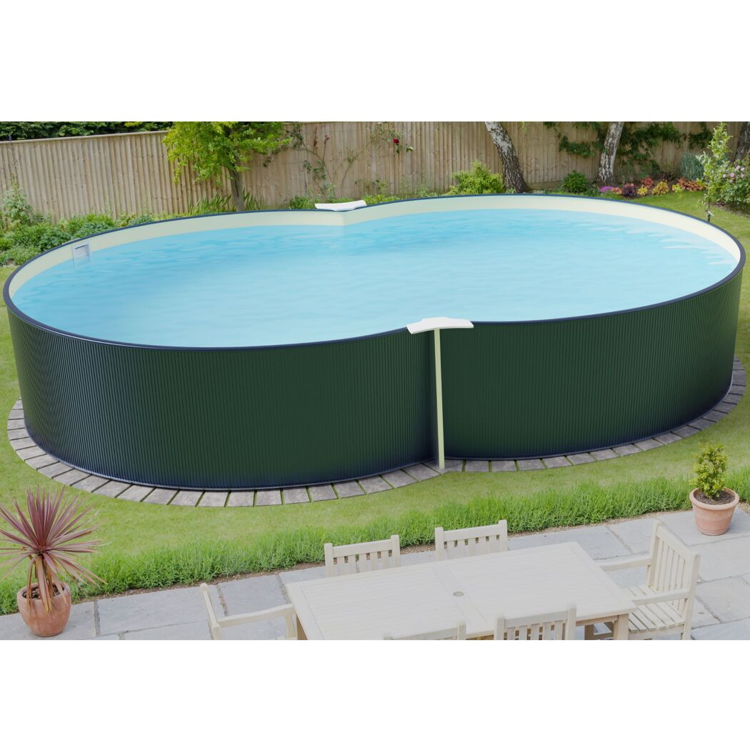 Achtförmiger Pool im Garten