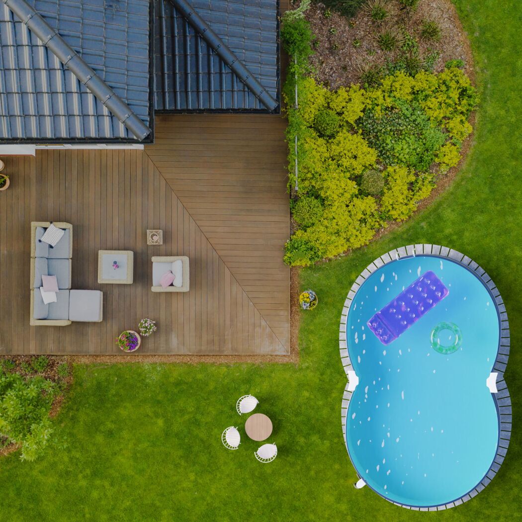 Achtförmiger Pool im Garten neben Terrasse