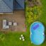 Pool und Terrasse aus der Vogelperspektive
