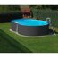 Achtförmiger Pool mit Leiter im Garten