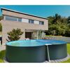Achtförmiger Pool im Garten eines Hauses