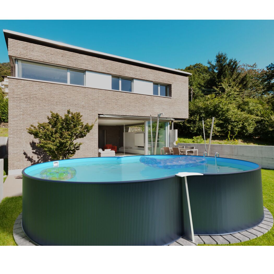 Achtförmiger Pool im Garten eines Hauses