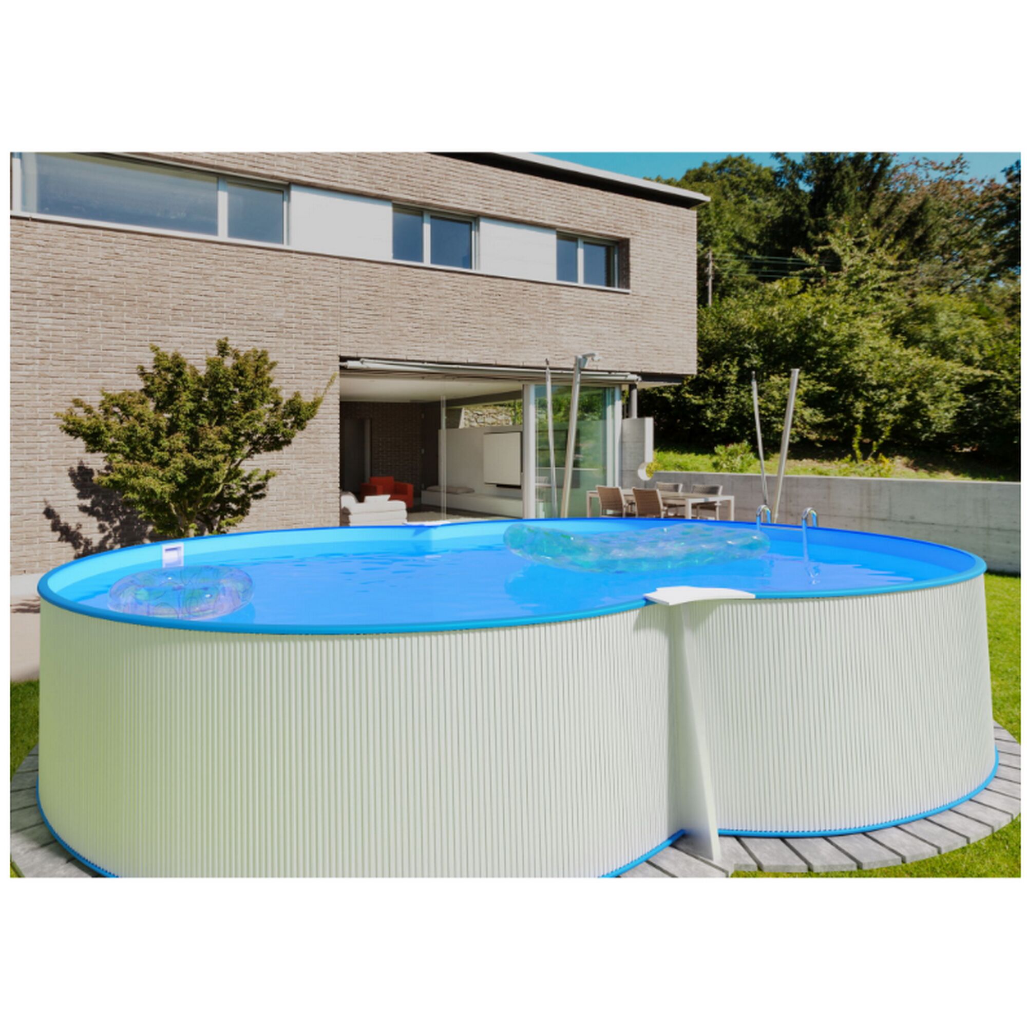 Achtförmiger Aufstellpool mit blauer Innenfolie