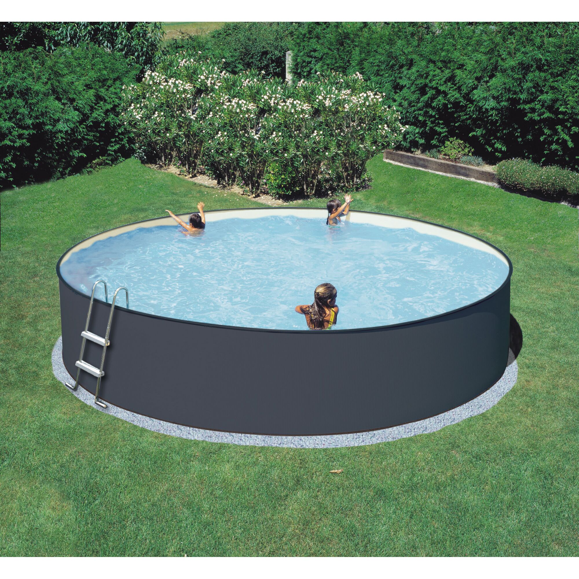 Drei Kinder spielen in einem runden Aufstellpool.